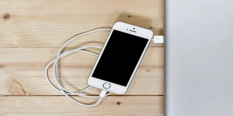 How To Make An iPhone Talk When Plugged In